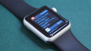 Bildirimleri gösteren Apple Watch