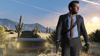 GTA 5 parası: Michael arkasında çölde park etmiş bir araba ile silah tutuyor