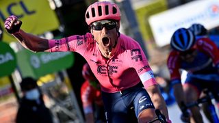 EF Education First Pro Cycling'ten Danimarkalı Magnus Cort, 79. Paris-Nice bisiklet yarışının sekizinci ve son etabını kazanmak için bitiş çizgisini geçerken kutlama yapıyor