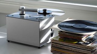 Bir dizi LP içeren Pro-Ject VC-E kayıt temizleme makinesi