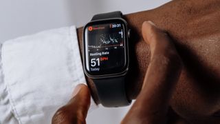 Kalp dinlenme hızını gösteren Apple watch