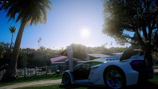 GTA 5 modları: spor araba, mavi bir gökyüzü ve palmiye ağaçlarından oluşan bir arka plana sahip