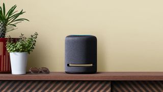 Amazon Echo Studio (resimde), çevrimiçi konserlerinizin kulağa harika gelmesi için harika bir konuşmacıdır.