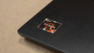 Lenovo Thinkpad C13 Yoga Chromebook'un klavye destesinde bir AMD Ryzen 5 çıkartması