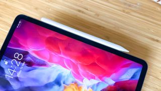 Bir iPad Pro'nun yan tarafına takılı ikinci nesil bir Apple Pencil