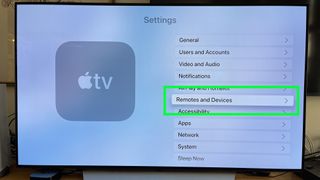 Apple TV Ayarları uygulamasında uzaktan kumandalar ve aygıtlar vurgulanır