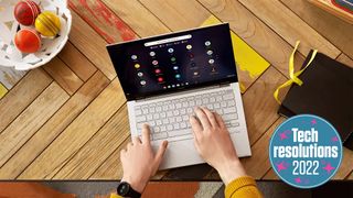 Köşesinde TechRadar Tech Resolutions 2022 rozeti olan bir Asus Chromebook kullanan biri