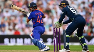 Hindistan'dan Shikhar Dhawan, 12 Temmuz'da Kia Oval'de İngiltere ve Hindistan arasında düzenlenen 1. Royal London Series One Day International sırasında yarasalar