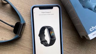 fitbit şarj 5 kurulum işleminin bir fotoğrafı