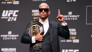 Charles Oliveira UFC şampiyonluk kemeriyle poz veriyor