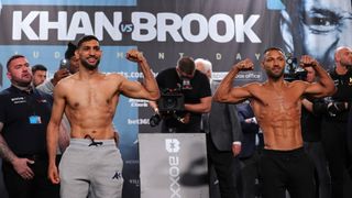 Amir Khan ve Kell Brook tartı sırasında poz veriyor