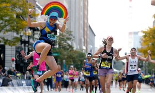 Boston Maratonu çizgisinin üzerinden atlayan bir koşucu