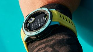 Garmin Instinct 2S Surf Edition giyen kadın bileği