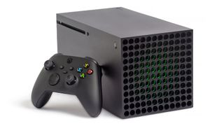 Xbox Series X, üzerinde duran bir oyun kumandası ile yan yatmış durumda