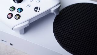 Xbox Series X konsolunun ve oyun kumandasının yakından görünümü