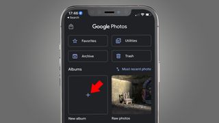 Google Fotoğraflar Albümü sayfasını gösteren bir telefon ekranı