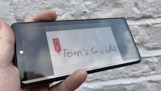 Bir Android akıllı telefonda Adobe Sign and Fill'de imza olarak yazılan "Tom's Guide"