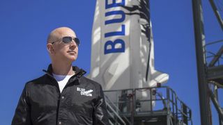 Jeff Bezos, Blue Origin'in Shepard Rocket'ini İnceliyor