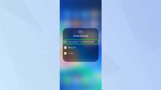 LG TV vurgulanmış olarak iOS ekran yansıtma menüsünün resmi