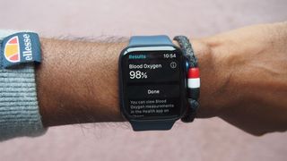 Bir adamın bileğinde Blood Oxygen uygulamasını gösteren Apple Watch 6