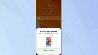 iOS, Devam Etmek İçin Kilidini Açarak Yeni iPhone'u Ayarlayın vurgulanmış