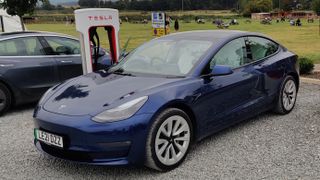 tesla model 3 bir supercharger'da