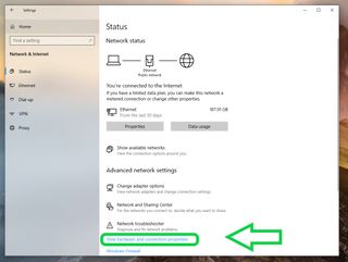 Windows 10 Ağ ve Ayarlar menüsü, donanım ve bağlantı özelliklerini görüntüle bağlantısı vurgulanmış olarak