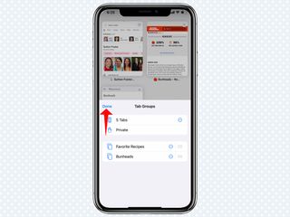 iOS 15'te Safari'de Sekme Grupları menüsünde kırmızı bir ok Bitti'yi gösteriyor