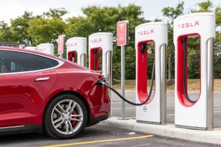 tesla model 3 bir supercharger istasyonunda