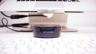 Unsplash'ta Piotr Cichosz tarafından Alexa ile Amazon echo dot fotoğrafı