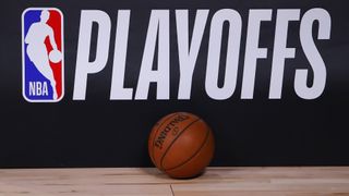 NBA Playoffs logosunun yanında bir basketbol topu duruyor