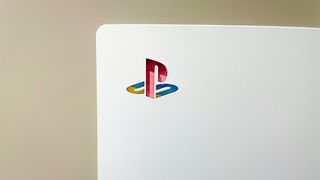 Orijinal PlayStation logosu çıkartmasına sahip PS5 konsolu