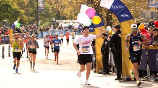 NYC maratonunu koşan bir adam