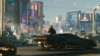 Cyberpunk 2077 kahramanı, şehrin önünde sigara içen arabaya yaslanmış.