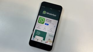 WhatsApp'ın App Store sayfası açık olan bir iPhone SE 2022