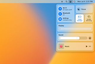 macOS Ventura'daki Kontrol Merkezi, Stage Manager'ın etkinleştirildiğini gösteriyor.