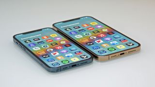 iPhone 12 Pro ve iPhone 12 Pro Max, ekranlar açıkken uzanıyor