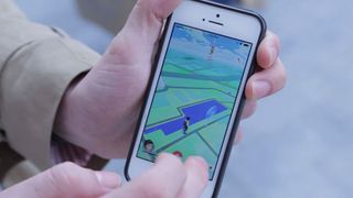 Pokemon Go'yu gösteren telefonu tutan kişi