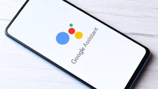 Akıllı telefon ekranında Google Asistan logosu