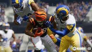 Madden 23: Rams oyuncuları bir Bengal oyuncusuyla mücadele etmeye çalışıyor