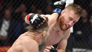 Justin Gaethje UFC maçında yumruk atıyor