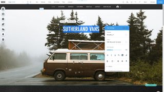 Wix'in web sitesi düzenleyicisi kullanımda, metin düzenleniyor