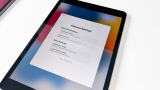 Hangi iCloud yedeklemesinin kullanılacağını soran bir iPad