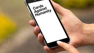 Cards Against Humanity'yi çevrimiçi oynamayı öğrenen kişi