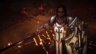 Diablo Immortal Crusader, mağlup iblislerin önünde bir silah sallıyor