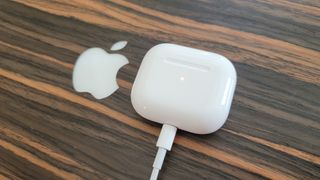 Lightning şarj kablosuna bağlı Apple AirPods 3