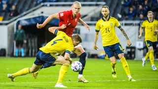 İsveçli Oakim Nilsson ve Norveçli Erling Haaland, UEFA Uluslar Ligi'nde top için mücadele ediyor.