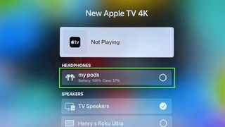 Yeşil bir kutu, Apple TV'deki AirPlay 2 penceresindeki AirPods seçeneğini vurgular.