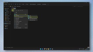 Bir görüntüde Birlikte Aç bağlam menüsü açık olan Windows 11 Dosya Gezgini