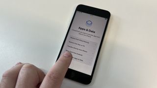 Kullanıcının verileri nereden almak istediğini soran iPhone kurulum menüsü.  Bir parmak Android'den Verileri Taşı seçeneğini işaret ediyor